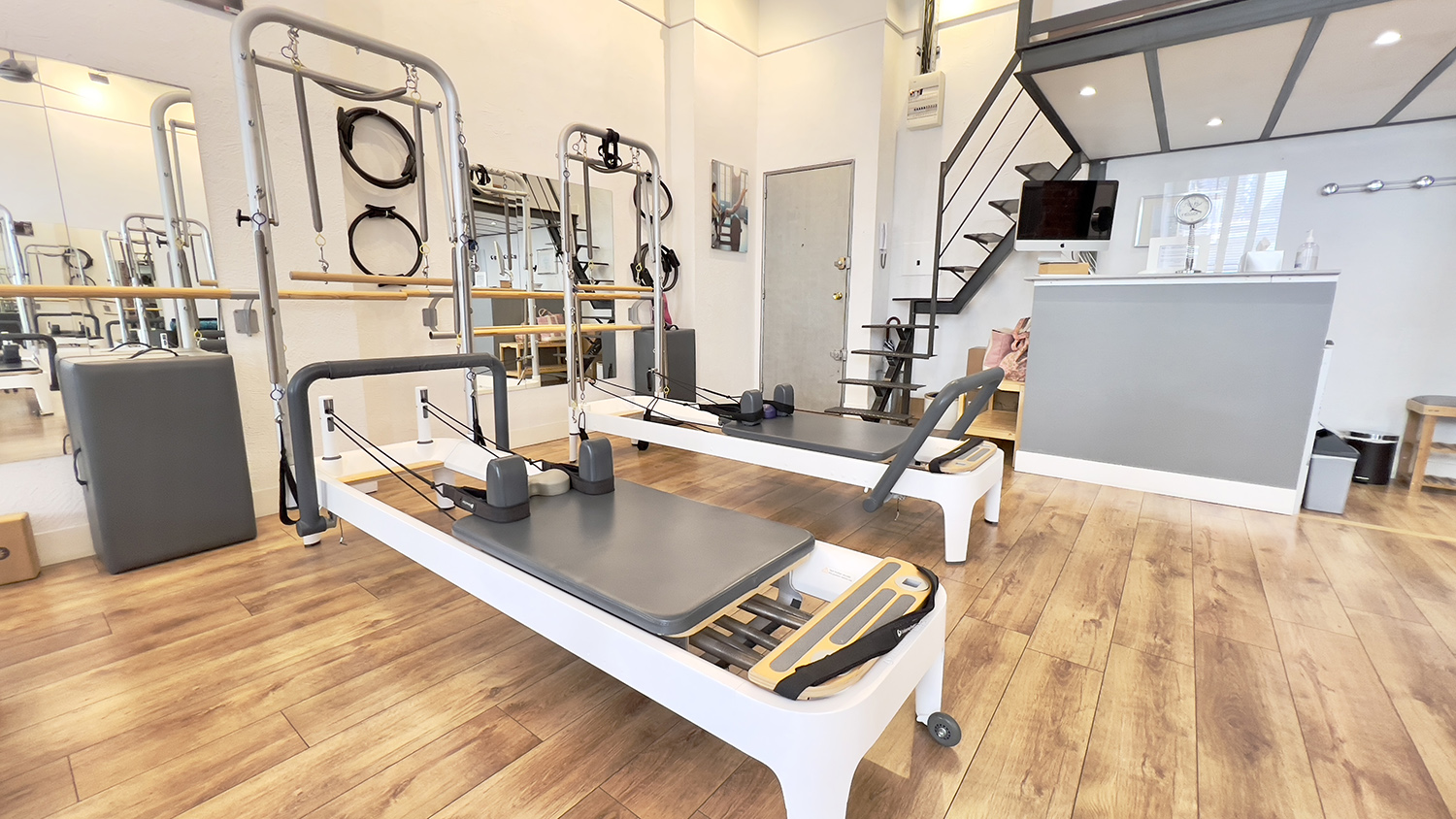 Machines Reformer Allegro 2 du studio Cannes Pilates - Vue d'ensemble de l'espace loft